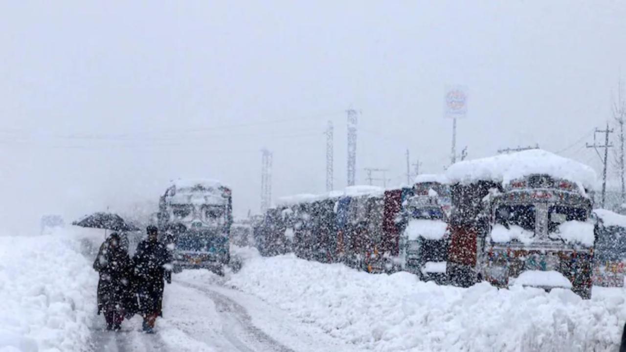 Jammu & Kashmir: Higher reaches receive snowfall, rains lash plains 
